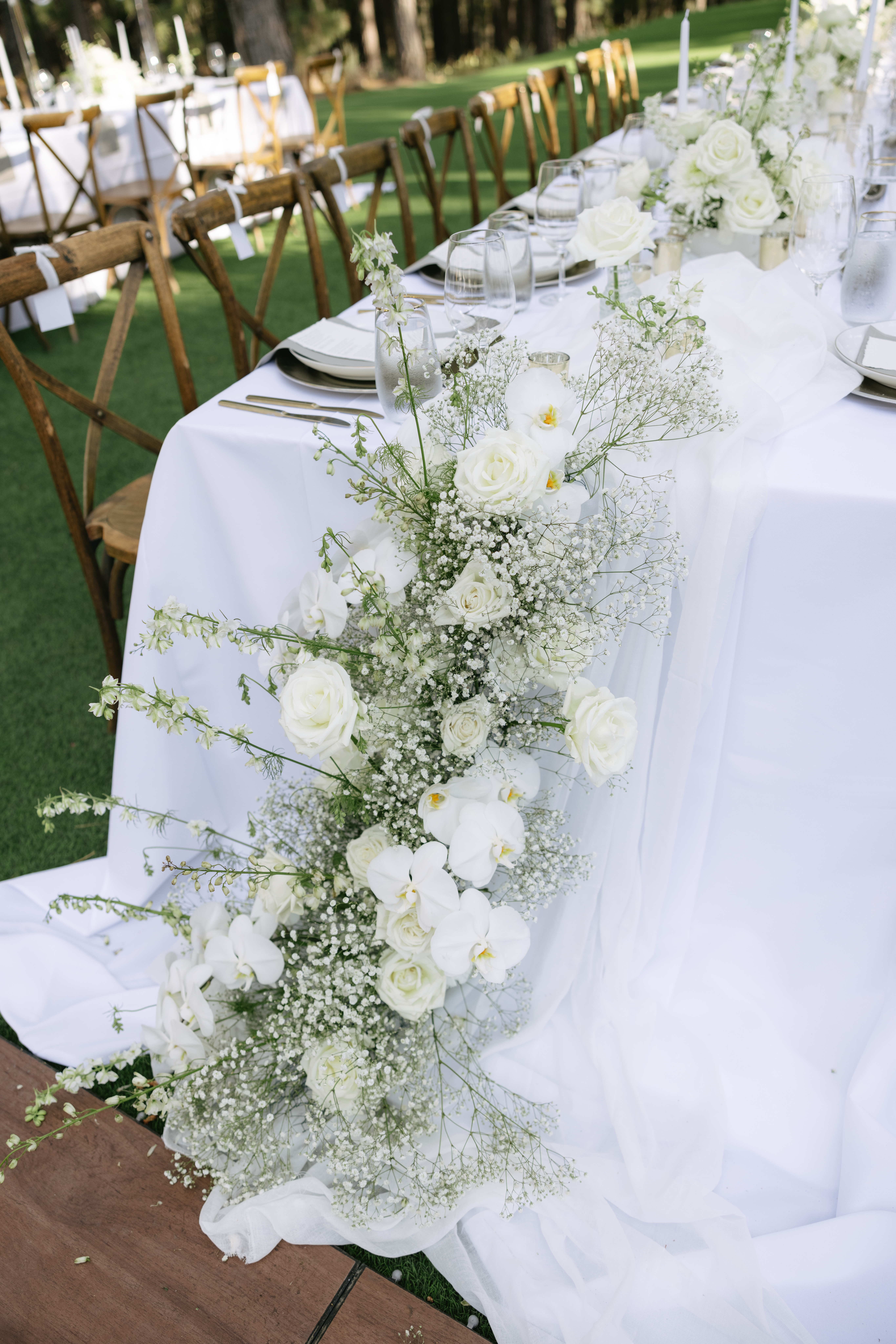 Running florals as a wedding table centerpiece