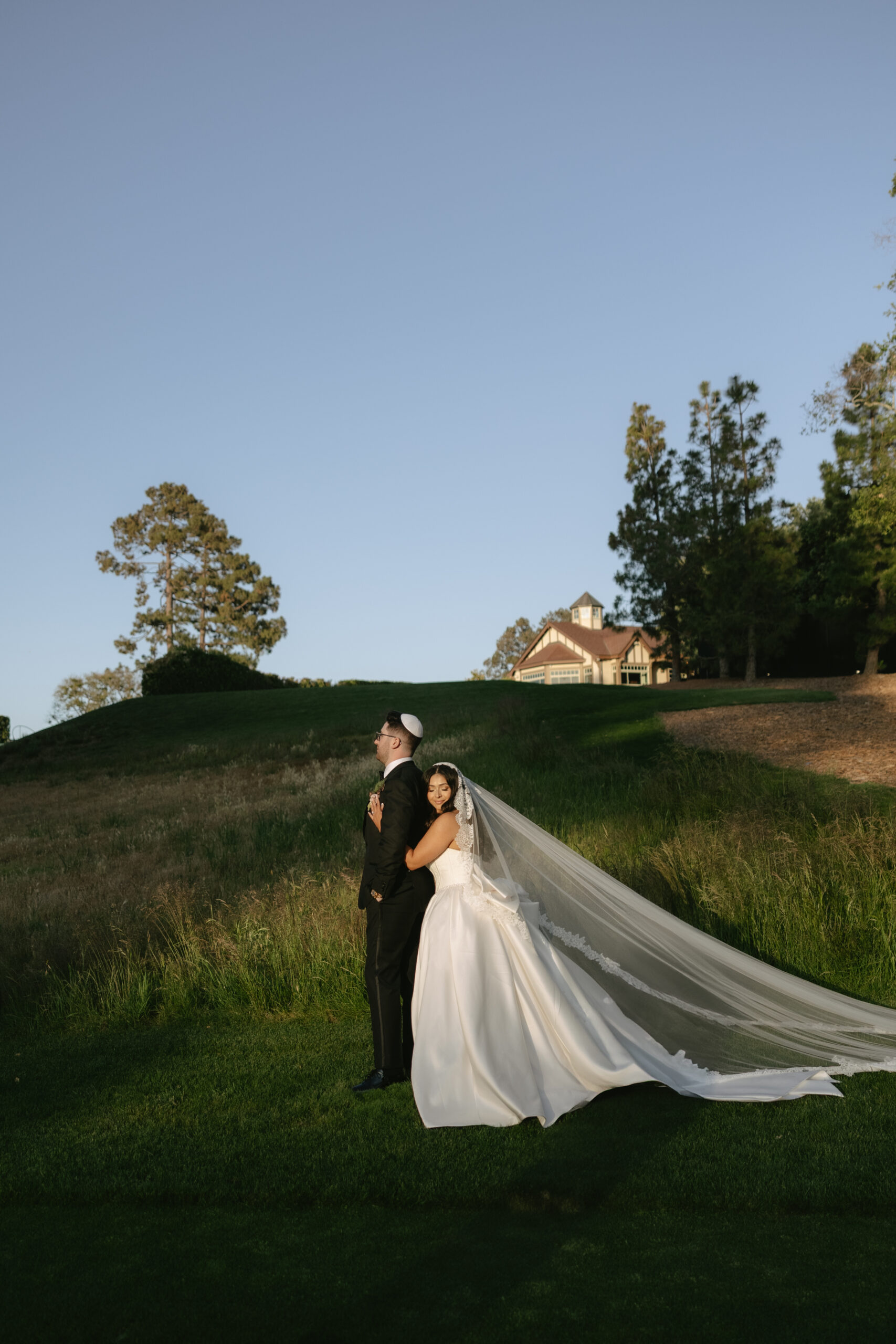 A couple posing for wedding portraits at Peninsula Golf and Country Club